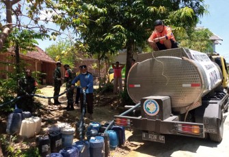 Relawan Kembang Joyo dan Baretta salurkan air bersih
