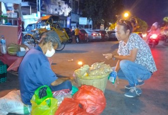 Mbah Sarmin tegar diantara jajanan modern