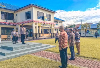 Kapolres Bitung saat pimpin pelepasan lima personil purn Bhakti Anggota polres Bitung