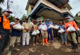 PKS Jatim Bantu Korban Bencana Banjir Bandang Batu.