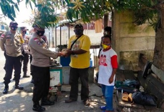 Pemberian paket sembako tersebut diserahkan secara langsung oleh anggota polsek kepada masyarakat Lanjut Usia dengan cara mendatangi dari rumah kerumah