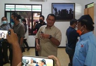 Kolonel Inf Sabdono Budi Wiryanto (berbaju krem), di sela pembukaan gedung  Media Center Grup 2 Kopassus Kandang Menjangan.