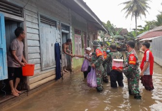 Penyaluran logistik bagi warga 