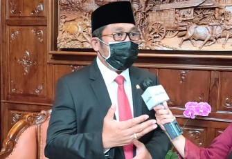 Wakil Ketua DPRD Jatim Sahat Tua Simanjuntak menyampaikan terimakasih dan apresasi atas penghargaan yang diberikan kepada DPRD Jatim oleh Komisi Informasi Provinsi Jatim