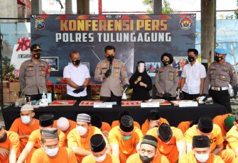 Kapolres Tulungagung AKBP Handono Subiakto, SH, SIK, MH saat melakukan Konferensi Pers di Mapolres Tulungagung