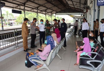 Kapolres bersama Wakil Bupati Tulungagung dan Stakeholder saat lakukan peninjauan di Stasiun Kereta Api Tulungagung