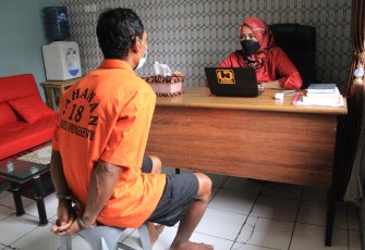 Tersangka saat diperiksa penyidik