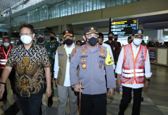 Tinjau Bandara Soetta H-1 Natal, Kapolri Minta Pengawasan Ketat Masa Karantina PPI