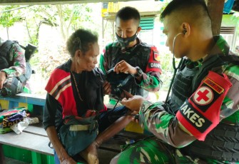 Pengobatan Warga di Perbatasan