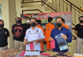 Polres Blora menggelar konferensi pers terkait pengungkapan kasus suami yang menculik istrinya di Blora.