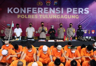 Kapolres Tulungagung, AKBP Handono Subiakto, SH, SIK, MH saat memberikan penjelasan kasus kriminal yang ditangani Satreskrim Polres Tulungagung