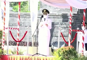 Bupati Blitar Rini Syarifah Selaku Inspektur Upacara HUT RI ke- 76 di Aloon-Aloon Kanigoro (foto : Kliwarta.com)