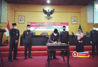 Walikota Blitar Santoso Tandatangani Nota Keuangan KUA PPAS Kota Blitar Tahun Anggaran 2022 (foto : Faisal NR / Klikwarta.com)