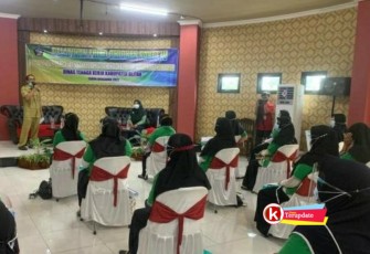 Pelatihan Pembuatan Ayam Goreng oleh Disnaker Pemkab Blitar kepada Mantan Pekerja Migran Indonesia