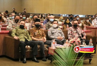 Wabup Rahmat (duduk paling depan dua dari kiri) Saat Hadiri Sosialisasi Perpres Satgas Saber Pungli (foto : Klikwarta.com)