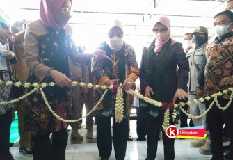 Menteri Ida Fauziah (tengah) Saat Memotong Pita Tali Bunga Penanda Peresmian dan Launching LTSA Didampingi Bupati Blitar Rini Syarifah (kanan) dan Wakil Ketua Komisi IV DPR RI Anggia Erma Rini (kiri). (foto : Faisal NR / Klikwarta.com)