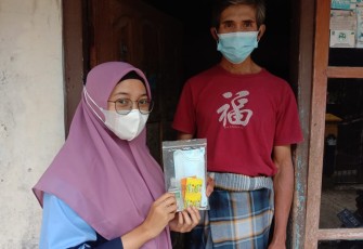 Pembagian Paket Kesehatan Kepada Warga Desa Prendengan