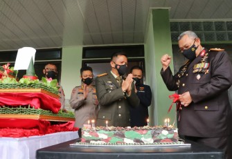  Kapolda Bengkulu Irjen Pol Drs Guntur Setyanto MSi Memberi Kejutan HUT ke-76 TNI Kepada Danrem 041/Gamas, Danlanal dan Dandenpom