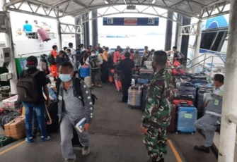 Ratusan PMI Singapura dan Malaysia saat tiba di Pelabuhan Internasional Batam Center Jumat (22/10).