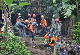 Upaya pencarian terhadap jasad Sastro Setu, pekerja bangunan tertimbun longsoran talud di tebing Sungai Siwaluh, Kabupaten Karanganyar.