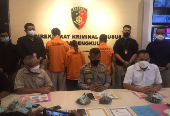Kabid Humas Polda Bengkulu Kombes Pol  Sudarno, S.Sos., M.H., bersama Dirreskrimsus  Kombes Pol Aris Andi Pada saat press conference yang digelar hari ini (19/10/21 ) di Gedung Ditreskrimsus Polda Bengkulu. (Foto:Istimewa)