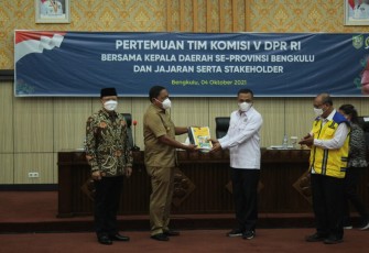 WABUP Bengkulu Tengah Menghadiri Pertemuan Tim KOMISI V DPR RI Bersama Seluruh Kepala Daerah Se-Provinsi Bengkulu