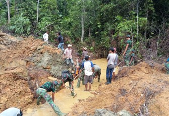 Bukti Kemanunggalan TNI Dan Rakyat Pembangunan Drainase dan Box Culvert Terasa Ringan dikerjakan Pada Pelaksanaan TMMD Ke 111 Kodim 0315/Bintan