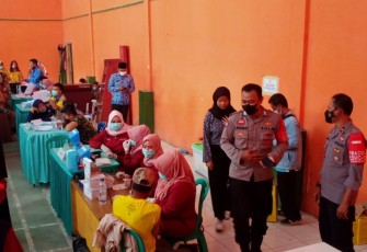 Kapolsek Leuwigoong Monitoring Pelaksanaan Vaksinasi Di Dua Desa