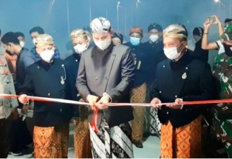 Bupati Kendal, Dico M Ganinduto, B.Sc meresmikan Fasilitas Umum (Fasum) Ruang Terbuka Hijau, Minggu malam (12/12 2021)