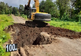 Satgas TMMD kodim Bitung gunakan excavator gali batu