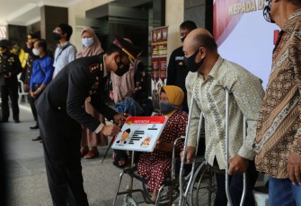 HUT Bhayangkara ke-75 Polres Tulungagung Berikan SIM Gratis Pada Penyandang Disabilitas dan Yang Lahir Pada 1 Juli