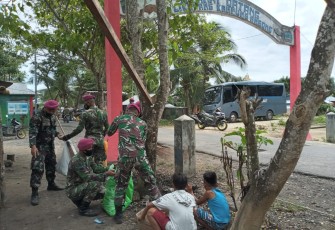 Prajurit Yonmarhanlan VIII Bitung saat melaksanakan kegiatan bersih-bersih bersama warga di kampung Ambon kecamatan Likupang timur