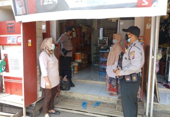 Sambangi Para Pedagang, Bhabinkamtibmas Polsek Dawuan Berikan Himbauan Prokes Covid-19