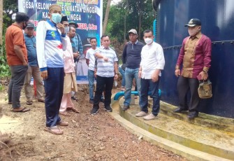 Ketua DPRD Kabupaten Lingga, Ahmad Nashiruddin saat mengunjungi tempat pembangunan sarana Air Bersih di Desa Kelombok