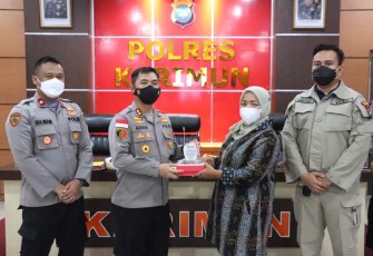 Kapolres Karimun Terima Penghargaan Dari Bawaslu Karimun