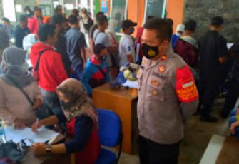 Kapolsek Cisompet IPTU Hilman Nugraha SH saat memantau jalannya vaksinasi