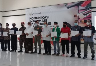 Gus Nabil Berikan Piagam Penghargaan pada Tim Medis Hingga Jurnalis Dalam Penanganan Covid-19 di Klaten