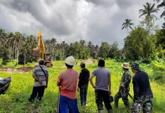Warga yang kesehariannya bekerja sebagai petani bersama personil satgas TMMD kodim Bitung