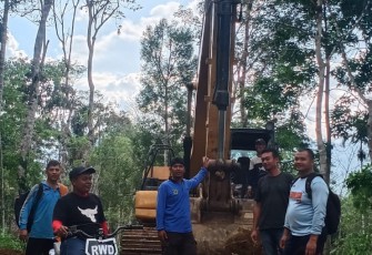 RWD Anggota DPRD Pasaman Fraksi Partai Demokrat Tinjau Pembukaan Jalan Baru Aia Nuang ke Padang Data Jorong II Sungai Pandahan