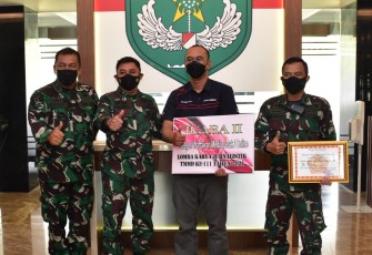 Wartawan Mitra Kodam Jaya dari Koran Sindo meraih Juara II Lomba Karya Jurnalistik (LKJ) program TNI Manunggal Membangun Desa (TMMD) Ke-111 TA 2021
