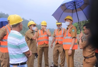 Sabar AS Tinjau Rehabilitasi Jaringan Irigasi Bandar Gadang Bonjol