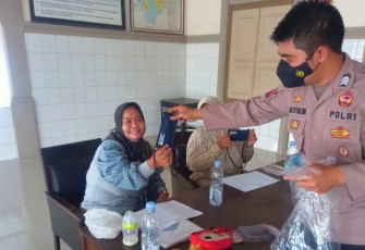 Kapolsek Kasokandel-Polres Majalengka, Bagikan Masker Dan Edukasi Ke Warga Terus Dilakukan Melalui Bhabinkamtibmas
