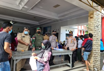 Kapolsek Kadipaten Bersama Anggota Monitoring Pastikan Vaksinasi Berjalan Lancar 