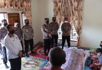 Kapolres Labuhanbatu saat Melayat ke Rumah Personel yang Meninggal Dunia 