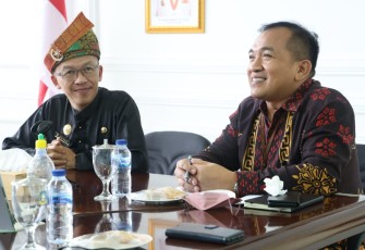 Kepala Dinas Kominfo Kepri Hasan, S.Sos (kiri) saat rapat di ruang rapat Diskominfo Kepri, di gedung B.2 Lantau 3, Dompak, Tanjungpinang, Jumat (9/9).