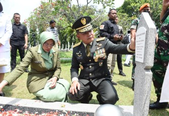 Kasad saat Ziarah ke Makam Tokoh Nasional