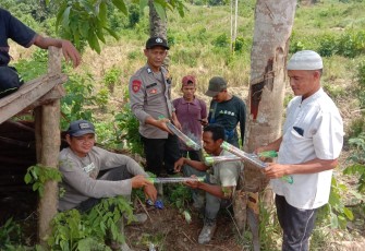 Bhabinkamtibmas Polsek Ranto Peureulak Bripka Fadli Mulyono bersama warga Desa Seumanah Jaya saat melakukan penanganan gangguan gajah liar.