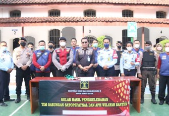 Satopspatnal Kumham Banten foto bersama seusai Sidak Lapas Rangkasbitung