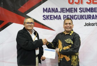 Rektor Universitas Moestopo, Prof. Dr. H. Paiman Raharjo, M.M., M.Si dan Ketua LSP MSDM Unggul Persada, Drs. Andi Mujahidin, M.Ikom., QIA.