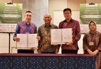MenKopUKM Teten saat menyaksikan Penandatangan Nota Kesepahaman Bersama (Memorandum of Understanding/MoU) HIPPINDO dan PT Marco Indokarya di BNDCC, Nusa Dua, Bali, Jumat (11/11). 